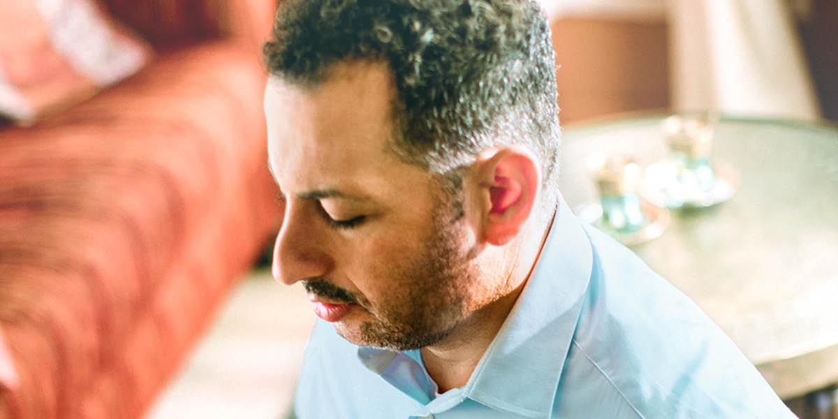 一个中东的男子在祷告