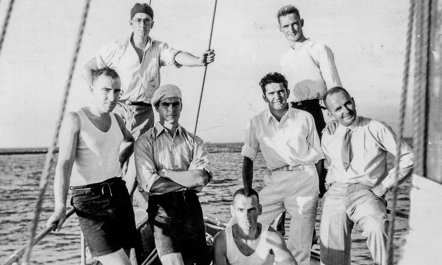 散布亮光者号的所有船员