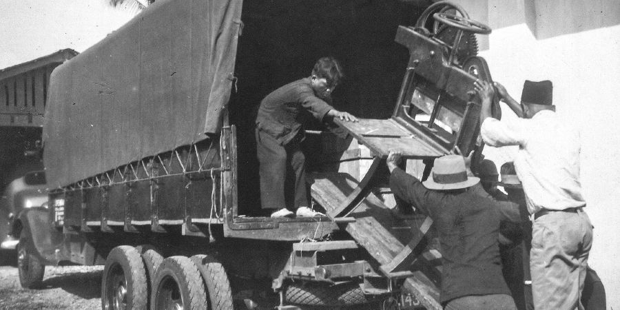 在印尼的雅加达，弟兄们把印刷机从卡车上卸下来