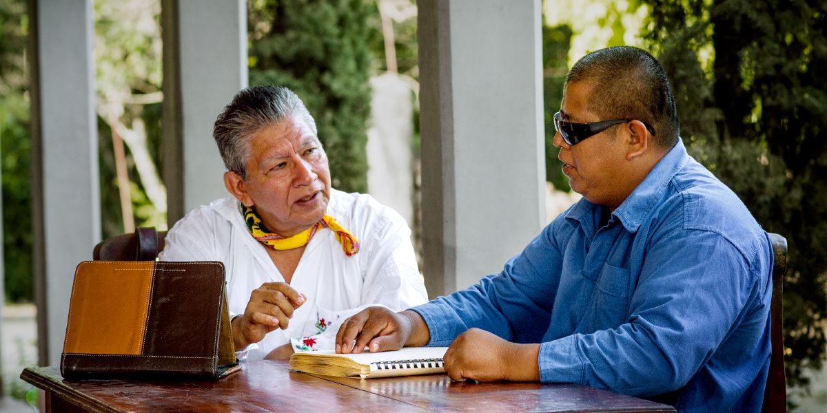 安赫尔和伊斯梅尔一起阅读盲人点字的书刊