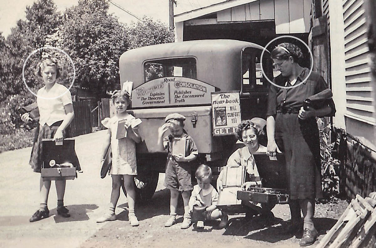 年輕的卡米拉和媽媽及四個弟弟妹妹去傳道。卡米拉和媽媽手中拿着留聲機。