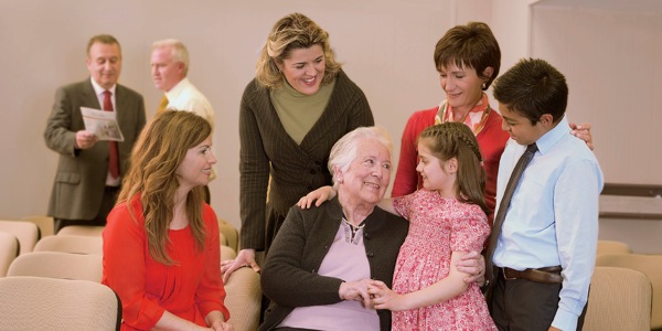 基督徒弟兄姊妹在跟蘇珊娜·烏迪亞斯交談