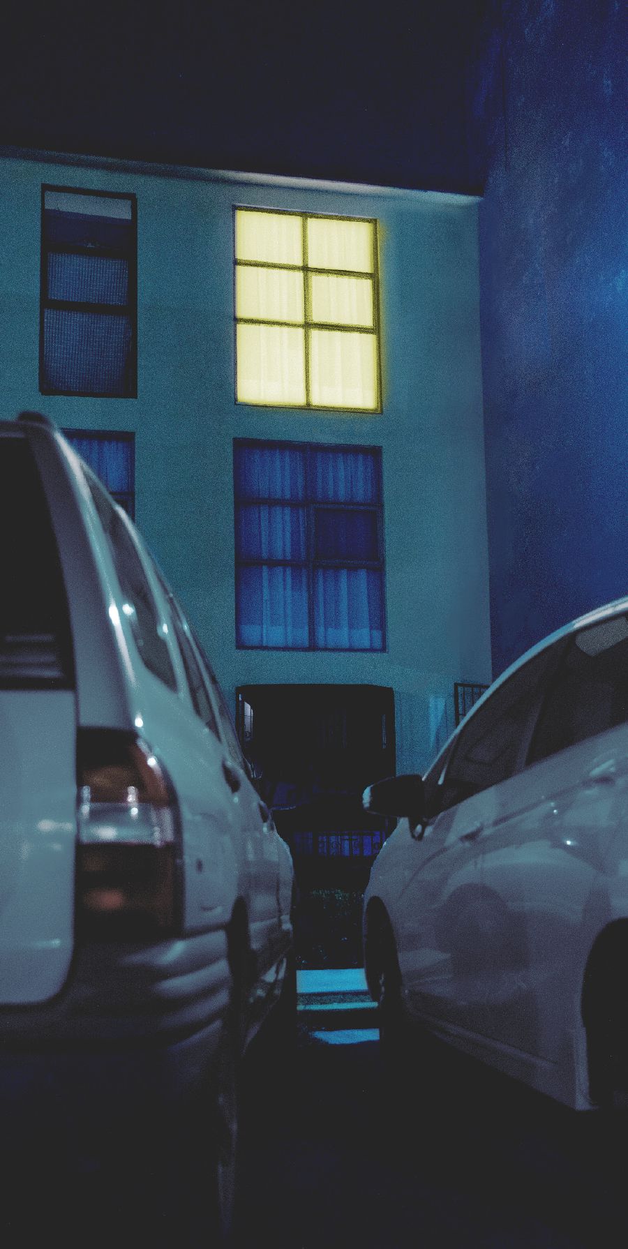 兩部車夜晚泊喺一個住所外面