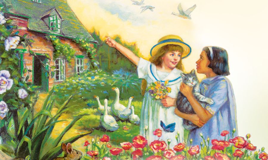 Dos niñas juegan cerca de una casa en un jardín con flores, árboles y animales