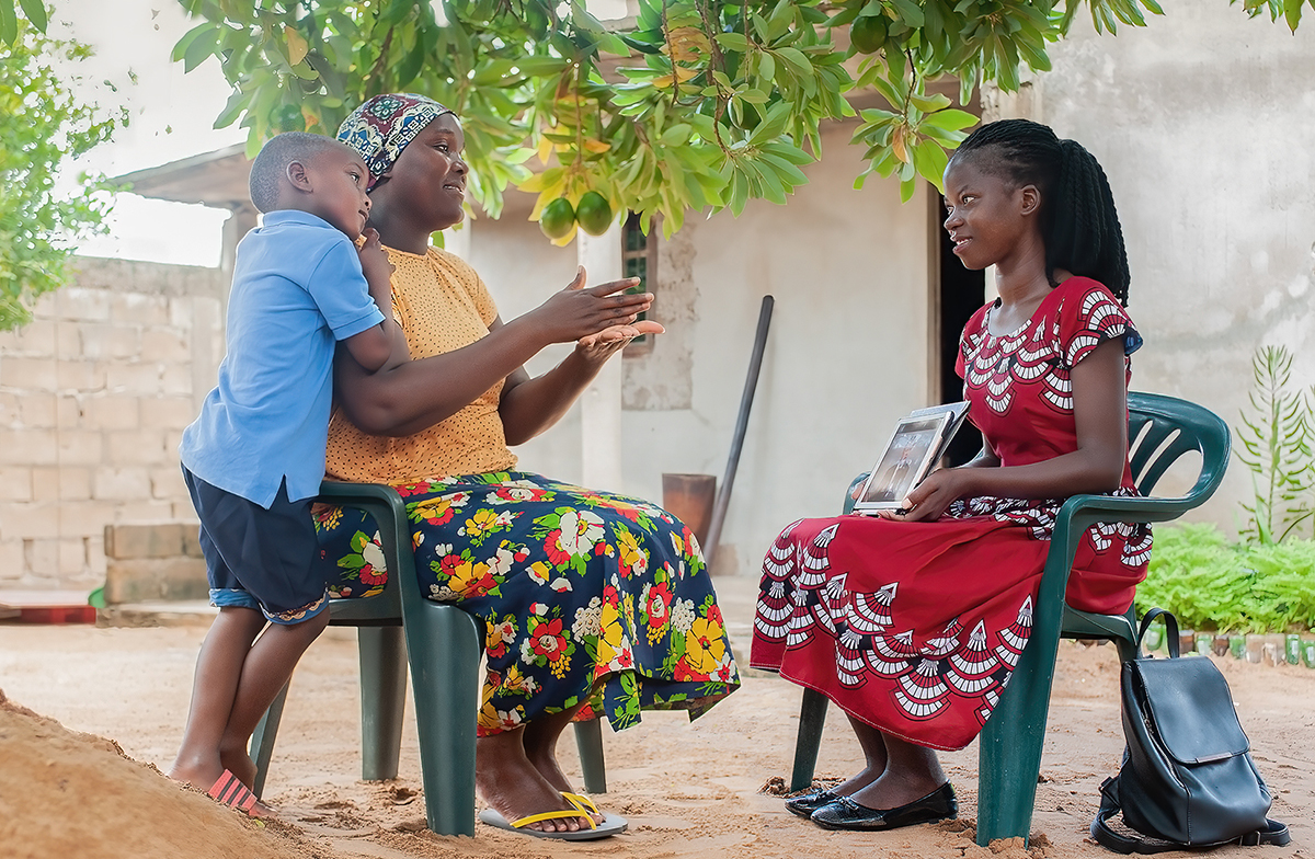 A sister listening as her Bible student expresses herself.