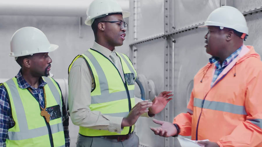 A scene from the video “Work Whole-Souled for Jehovah.” Thomas observes Jason refusing to accept a bribe at work.