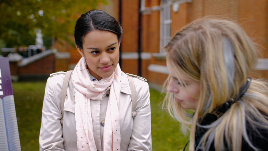 A scene from the video ‘Experience the Joy of Disciple-Making​—Improve Your Skills—​Unleashing the Power of God’s Word.’ Neeta listens as Jade reads a scripture.