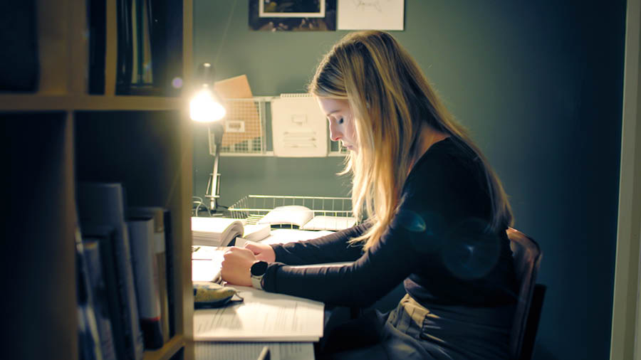 A scene from the video “Help Your Bible Students to Overcome Unclean Habits.” Jade prays for Jehovah’s help.