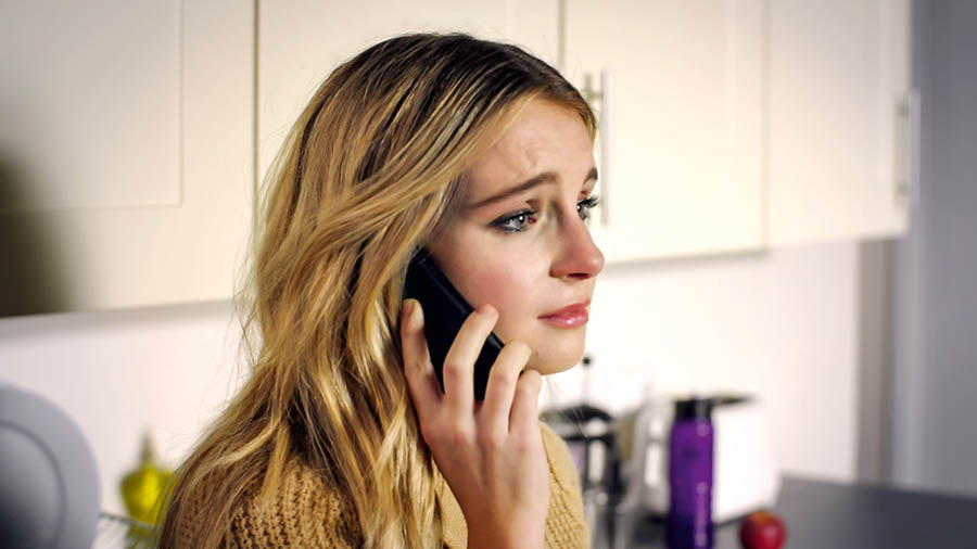 A scene from the video “Help Your Students to Develop a Personal Relationship With Jehovah.” Jade has a distressed look as she listens on the phone.