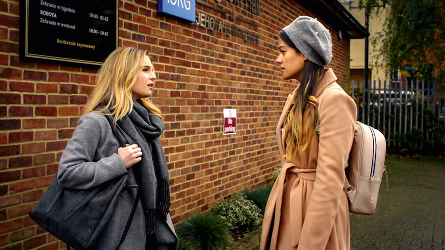 A scene from the video “Help Your Students to Develop a Personal Relationship With Jehovah.” Neeta talking with Jade.