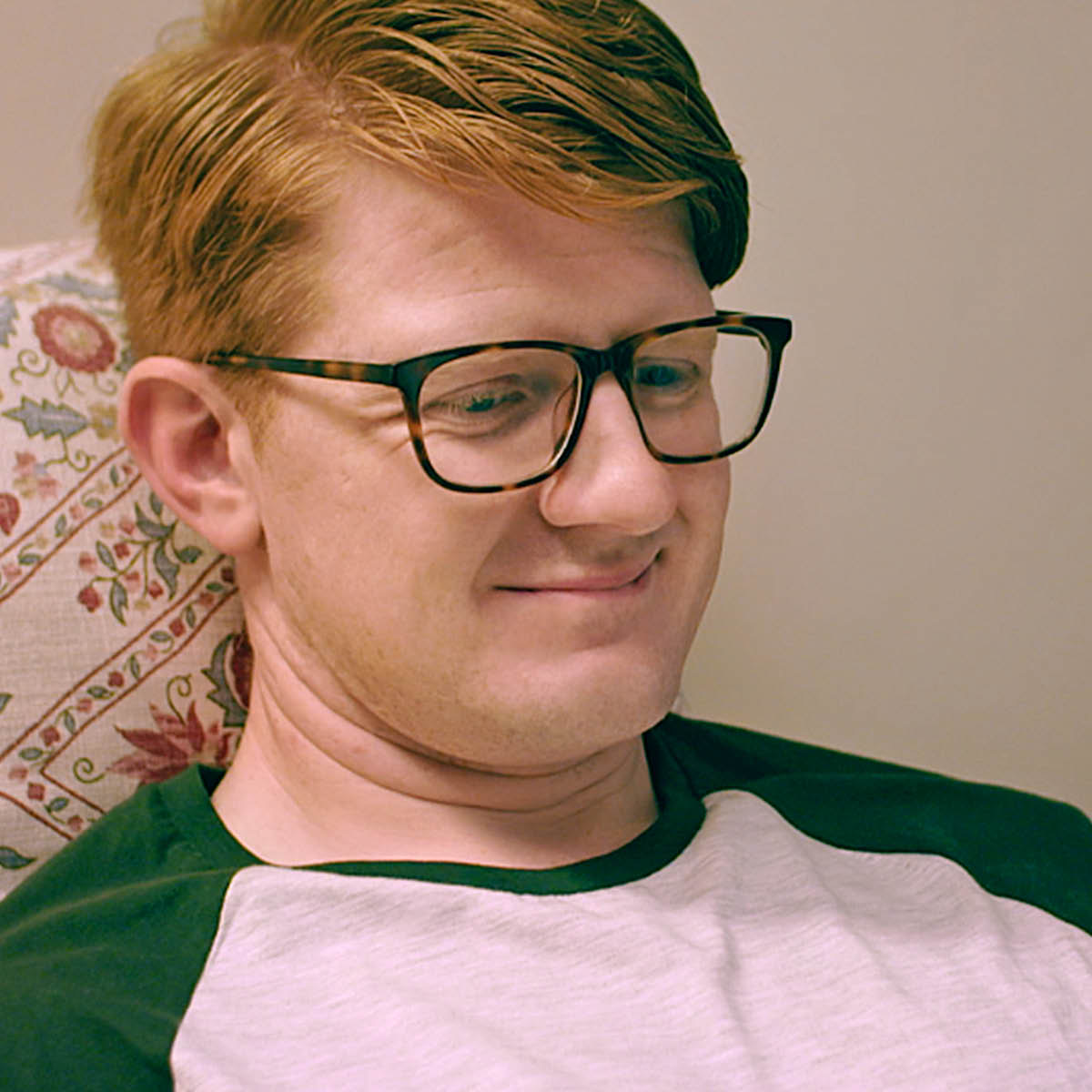 A scene from the video “Enter the Door to Activity in Faith​—Apply for the School for Kingdom Evangelizers.” Gabriel reflects on how Jehovah has blessed him.